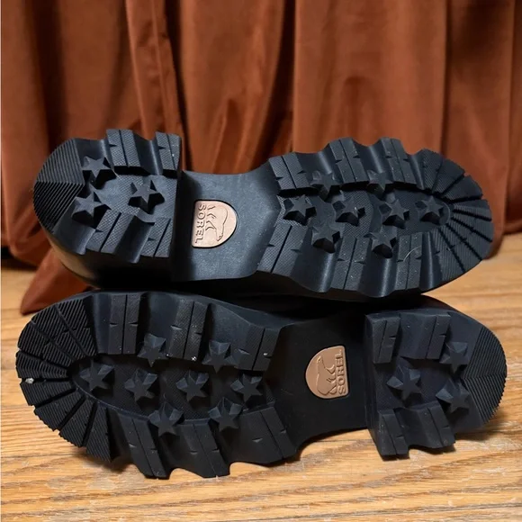 Sorel Gray Suede Chelsea Lug Ankle Boots with Black Elastic - Picture 4 of 4